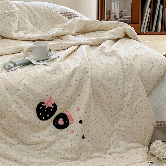 91家纺网 家纺一手货源 找家纺 洋铭区（原狠狠爱） 2024新款双层纱毛巾绣夏被 草莓可可