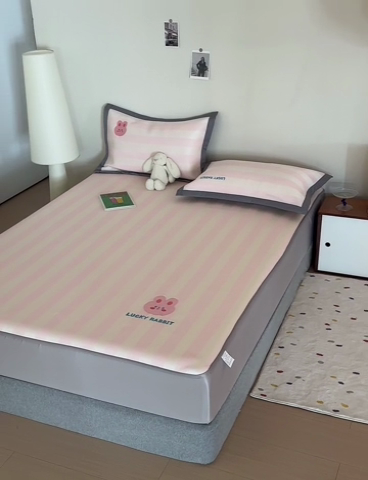 91家纺网 家纺一手货源 找家纺 怡家居 2024新款A类PE凉感提花刺绣床笠款凉席 米粉条纹兔-床笠款