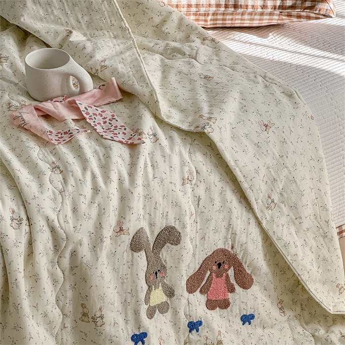 91家纺网 家纺一手货源 找家纺 洋铭区（原狠狠爱） 2024新款双层纱毛巾绣夏被 耳朵兔兔