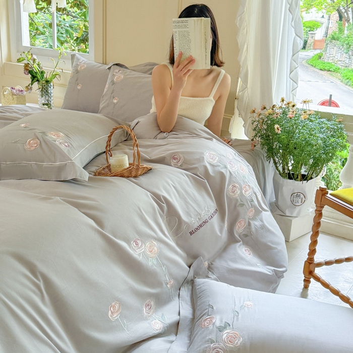 91家纺网 家纺一手货源 找家纺 红番天家居馆 2025新款长绒棉全棉刺绣四件套-玫瑰之城 玫瑰之城-布拉斯灰