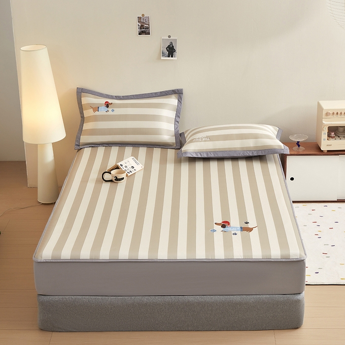 91家纺网 家纺一手货源 找家纺 怡家居 2024新款A类PE凉感提花刺绣床笠款凉席 米咖腊肠狗-床笠款