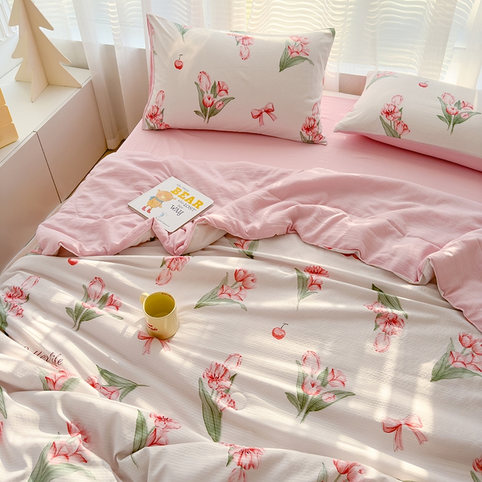 91家纺网 家纺一手货源 找家纺 慕尚家纺 2025新款亲肤泡泡棉卡通印花夏被单品夏被四件套 恋人未满