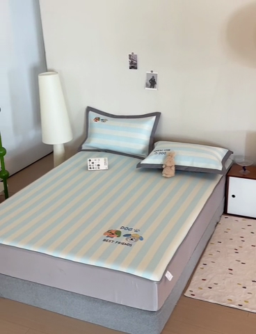 91家纺网 家纺一手货源 找家纺 怡家居 2024新款A类PE凉感提花刺绣床笠款凉席 米兰条纹狗-床笠款