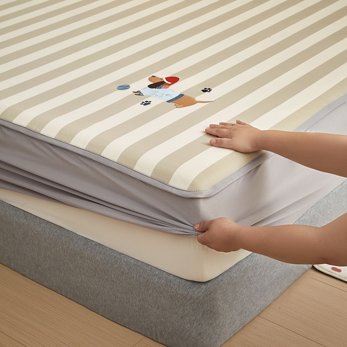 91家纺网 家纺一手货源 找家纺 怡家居 2024新款A类PE凉感提花刺绣床笠款凉席 米咖腊肠狗-床笠款