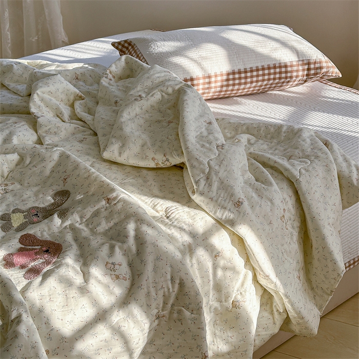 91家纺网 家纺一手货源 找家纺 洋铭区（原狠狠爱） 2024新款双层纱毛巾绣夏被 耳朵兔兔