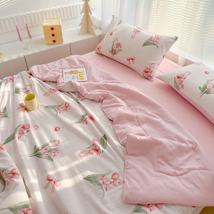 91家纺网 家纺一手货源 找家纺 慕尚家纺 2025新款亲肤泡泡棉卡通印花夏被单品夏被四件套 恋人未满