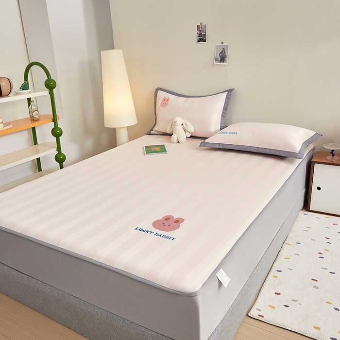 91家纺网 家纺一手货源 找家纺 怡家居 2024新款A类PE凉感提花刺绣床笠款凉席 米粉条纹兔-床笠款