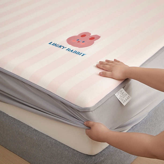 91家纺网 家纺一手货源 找家纺 怡家居 2024新款A类PE凉感提花刺绣床笠款凉席 米粉条纹兔-床笠款