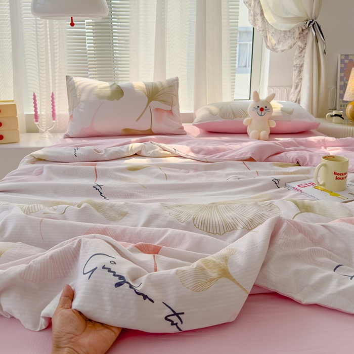 91家纺网 家纺一手货源 找家纺 慕尚家纺 2025新款亲肤泡泡棉卡通印花夏被单品夏被四件套 银杏叶
