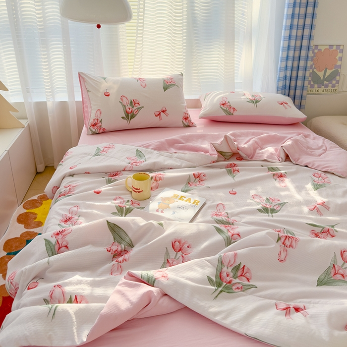 91家纺网 家纺一手货源 找家纺 慕尚家纺 2025新款亲肤泡泡棉卡通印花夏被单品夏被四件套 恋人未满