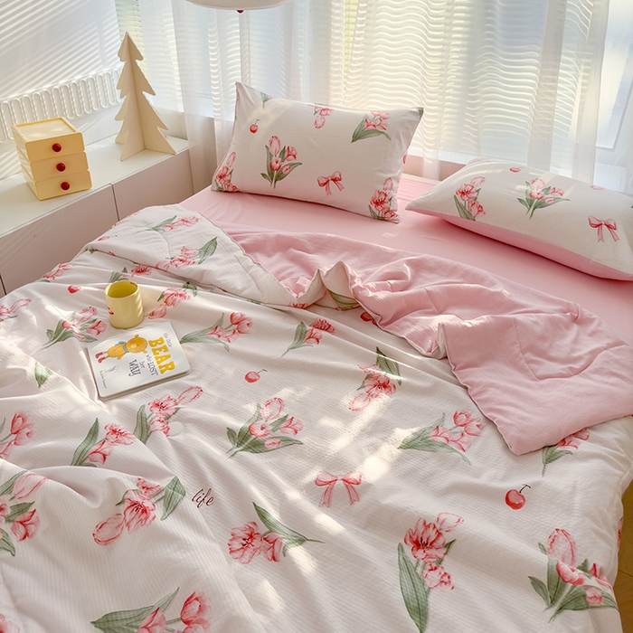 91家纺网 家纺一手货源 找家纺 慕尚家纺 2025新款亲肤泡泡棉卡通印花夏被单品夏被四件套 恋人未满