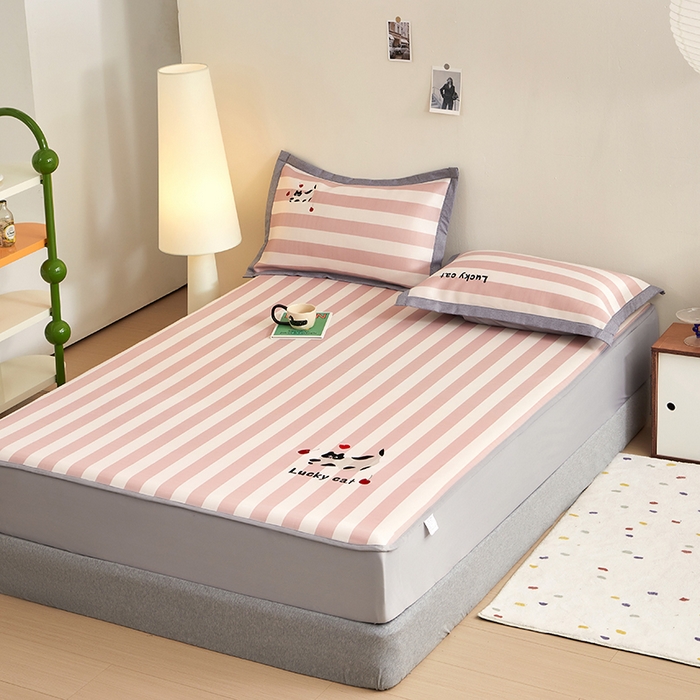 91家纺网 家纺一手货源 找家纺 怡家居 2024新款A类PE凉感提花刺绣床笠款凉席 米红条纹猫-床笠款