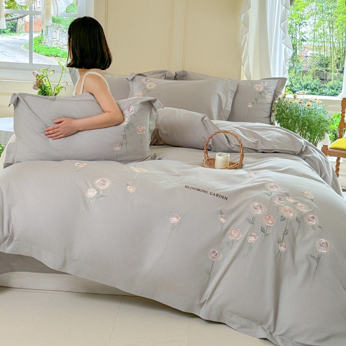 91家纺网 家纺一手货源 找家纺 红番天家居馆 2025新款长绒棉全棉刺绣四件套-玫瑰之城 玫瑰之城-布拉斯灰