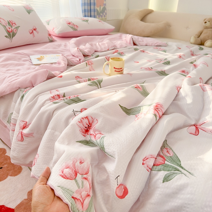 91家纺网 家纺一手货源 找家纺 慕尚家纺 2025新款亲肤泡泡棉卡通印花夏被单品夏被四件套 恋人未满
