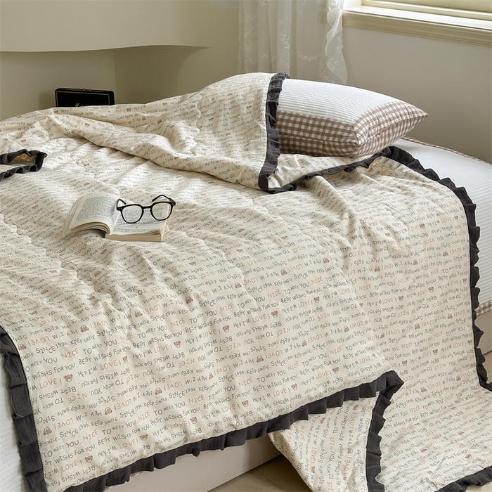 91家纺网 家纺一手货源 找家纺 洋铭区（原狠狠爱） 2024新款皱皱花边全棉夏被 字母熊