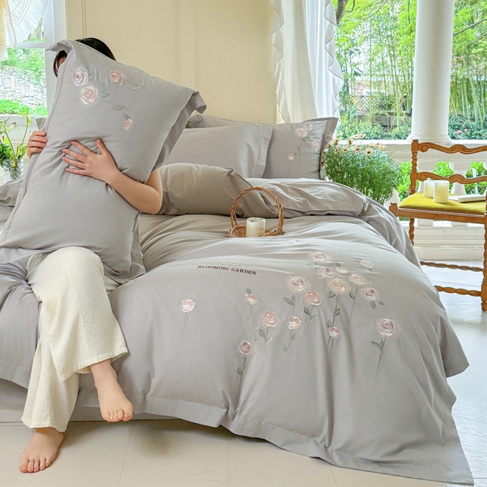 91家纺网 家纺一手货源 找家纺 红番天家居馆 2025新款长绒棉全棉刺绣四件套-玫瑰之城 玫瑰之城-布拉斯灰