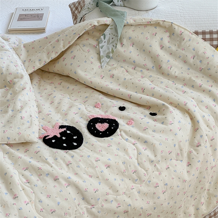 91家纺网 家纺一手货源 找家纺 洋铭区（原狠狠爱） 2024新款双层纱毛巾绣夏被 草莓可可