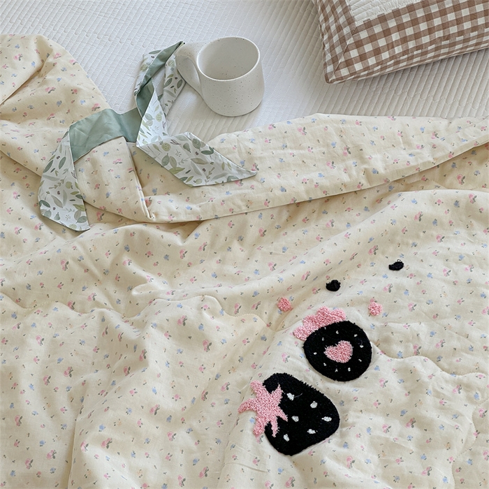 91家纺网 家纺一手货源 找家纺 洋铭区（原狠狠爱） 2024新款双层纱毛巾绣夏被 草莓可可