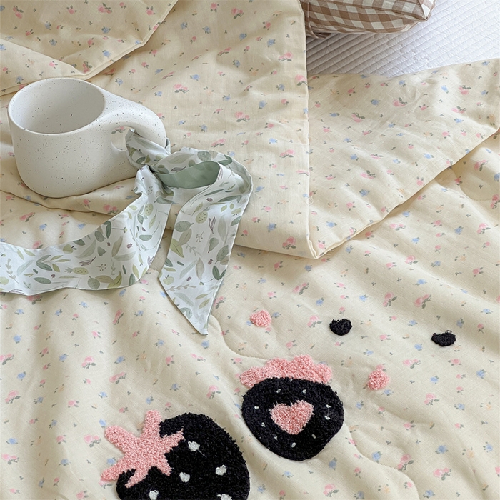 91家纺网 家纺一手货源 找家纺 洋铭区（原狠狠爱） 2024新款双层纱毛巾绣夏被 草莓可可