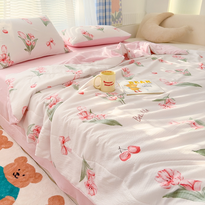 91家纺网 家纺一手货源 找家纺 慕尚家纺 2025新款亲肤泡泡棉卡通印花夏被单品夏被四件套 恋人未满