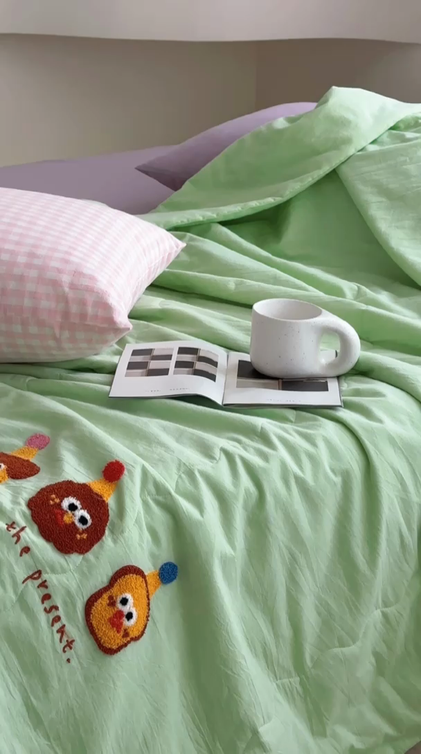 91家纺网 家纺一手货源 找家纺 洋铭区（原狠狠爱） 2024新款毛巾绣水洗棉夏被四件套 卡通宝宝