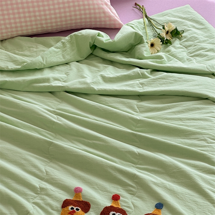 91家纺网 家纺一手货源 找家纺 洋铭区（原狠狠爱） 2024新款毛巾绣水洗棉夏被四件套 卡通宝宝