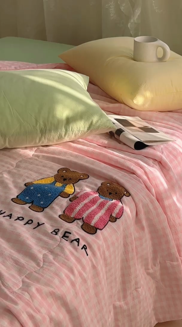 91家纺网 家纺一手货源 找家纺 洋铭区（原狠狠爱） 2024新款毛巾绣水洗棉夏被四件套 粉格小熊