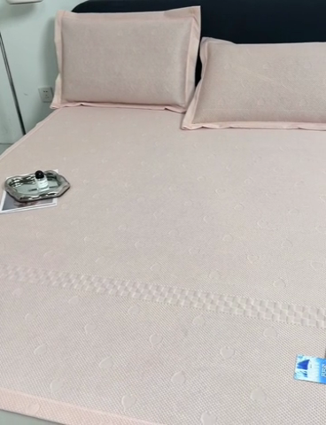 91家纺网 家纺一手货源 找家纺 凉百百 2024新款冰豆豆爱心款凉席冰丝凉席可折叠设计量大价优 爱心款-粉