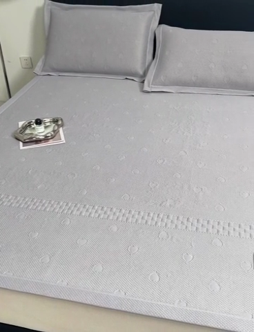 91家纺网 家纺一手货源 找家纺 凉百百 2024新款冰豆豆爱心款凉席冰丝凉席可折叠设计量大价优 爱心款-灰