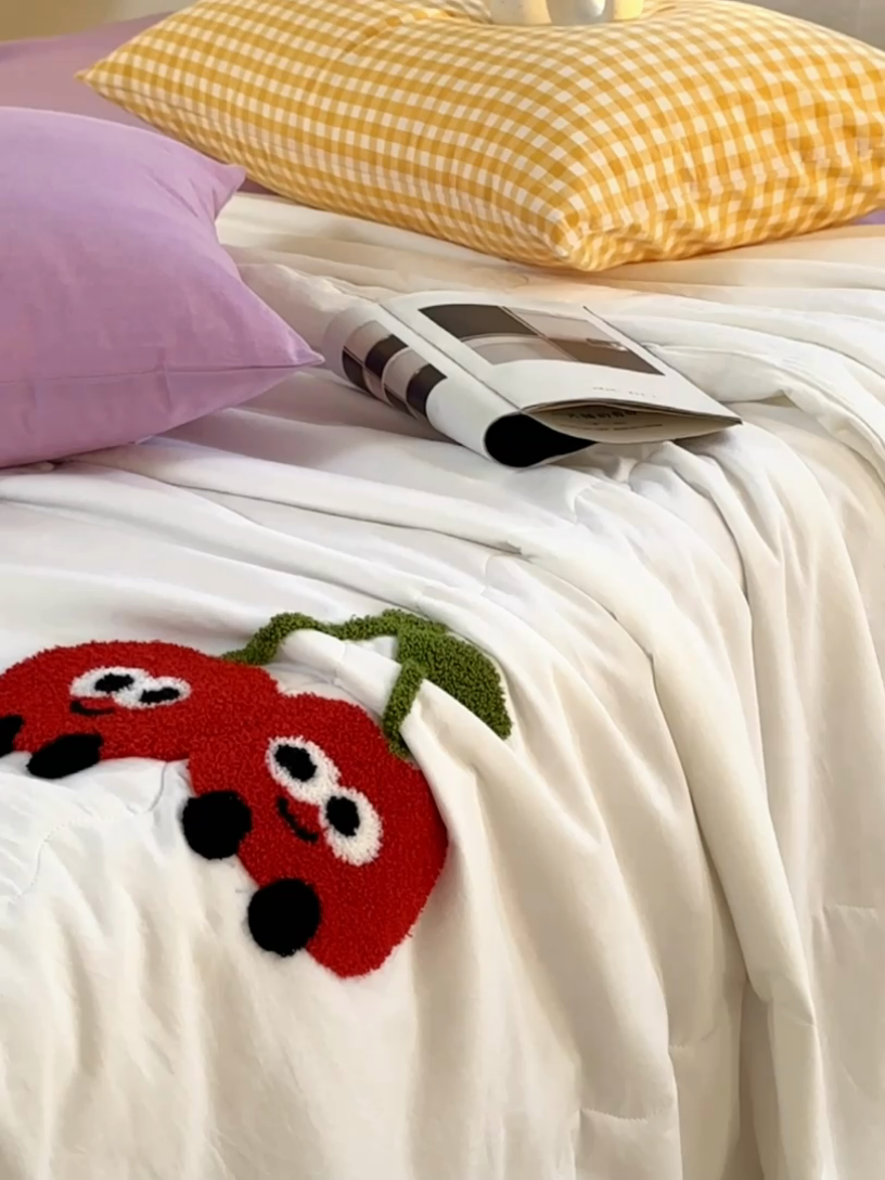 91家纺网 家纺一手货源 找家纺 洋铭区（原狠狠爱） 2024新款毛巾绣水洗棉夏被四件套 樱桃甜甜