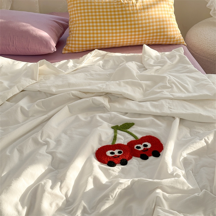 91家纺网 家纺一手货源 找家纺 洋铭区（原狠狠爱） 2024新款毛巾绣水洗棉夏被四件套 樱桃甜甜