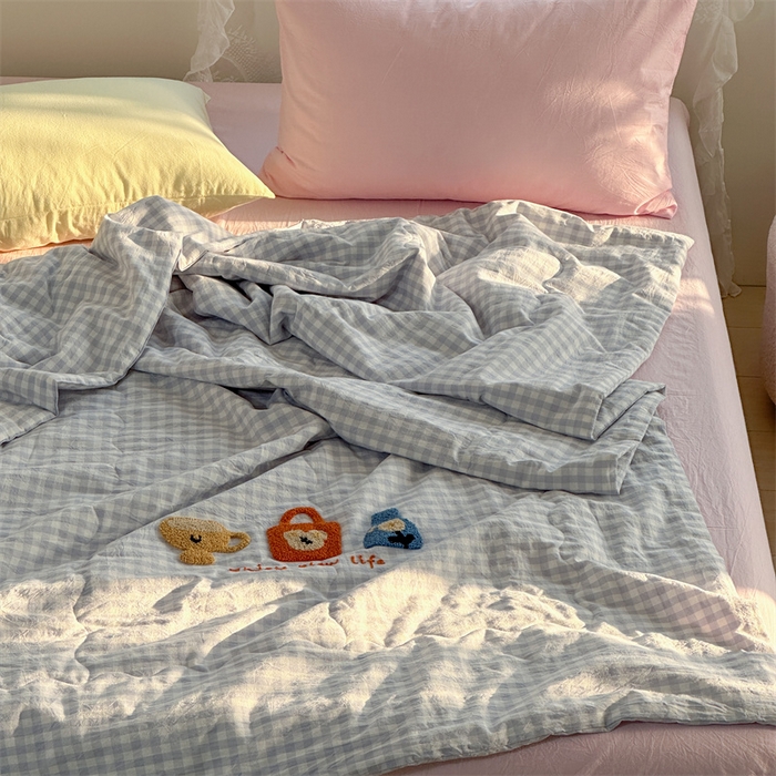 91家纺网 家纺一手货源 找家纺 洋铭区（原狠狠爱） 2024新款毛巾绣水洗棉夏被四件套 蓝格小包包