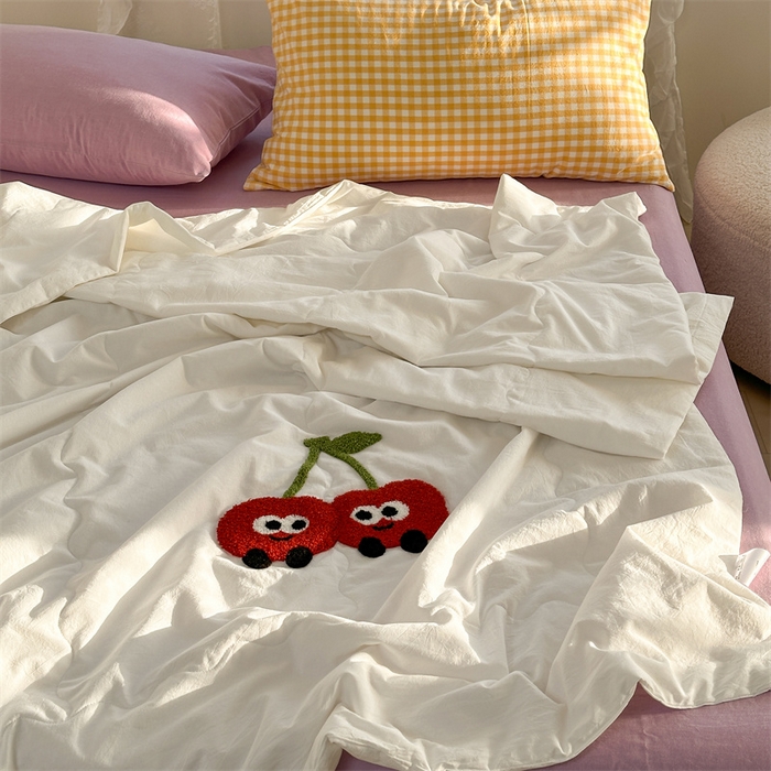 91家纺网 家纺一手货源 找家纺 洋铭区（原狠狠爱） 2024新款毛巾绣水洗棉夏被四件套 樱桃甜甜