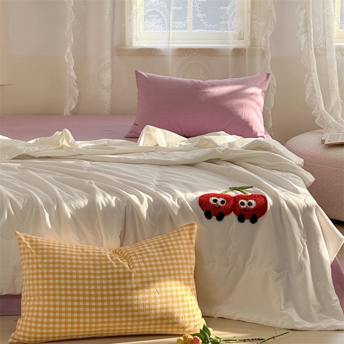 91家纺网 家纺一手货源 找家纺 洋铭区（原狠狠爱） 2024新款毛巾绣水洗棉夏被四件套 樱桃甜甜