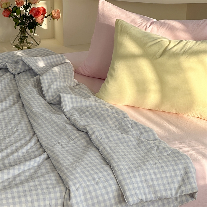 91家纺网 家纺一手货源 找家纺 洋铭区（原狠狠爱） 2024新款毛巾绣水洗棉夏被四件套 蓝格小包包