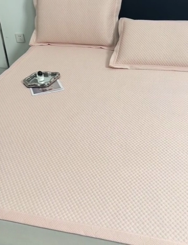 91家纺网 家纺一手货源 找家纺 凉百百 2024新款冰豆豆大豆款凉席冰丝席可折叠收纳直播优选 大豆款-粉