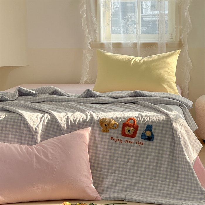 91家纺网 家纺一手货源 找家纺 洋铭区（原狠狠爱） 2024新款毛巾绣水洗棉夏被四件套 蓝格小包包