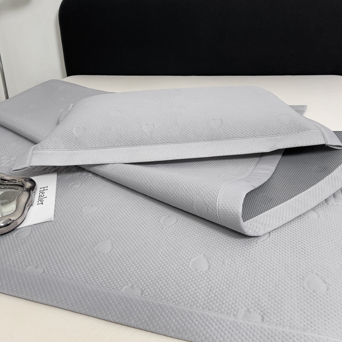 91家纺网 家纺一手货源 找家纺 凉百百 2024新款冰豆豆爱心款凉席冰丝凉席可折叠设计量大价优 爱心款-灰