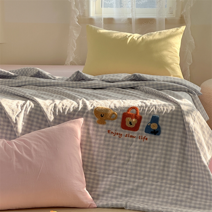 91家纺网 家纺一手货源 找家纺 洋铭区（原狠狠爱） 2024新款毛巾绣水洗棉夏被四件套 蓝格小包包