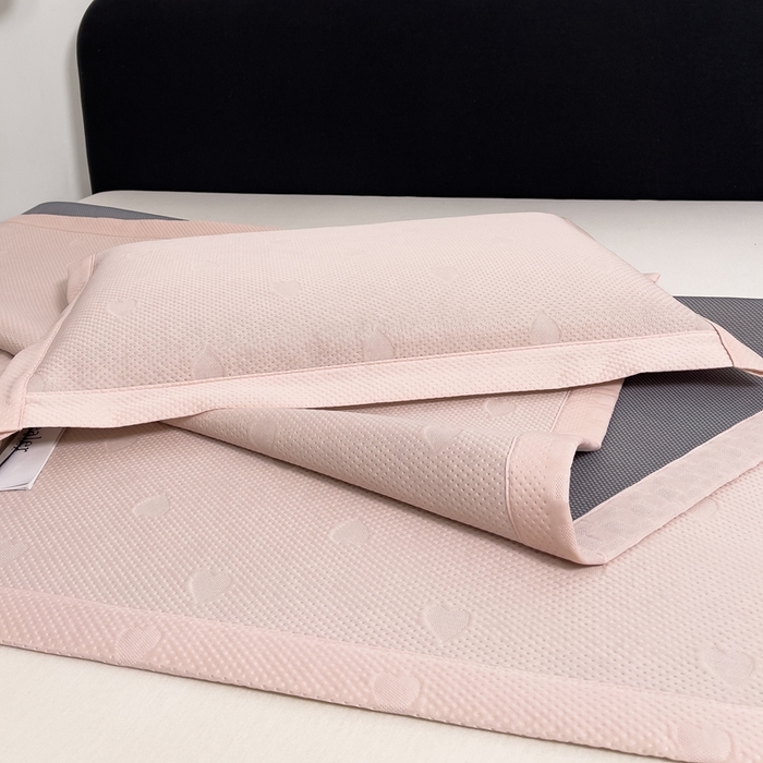 91家纺网 家纺一手货源 找家纺 凉百百 2024新款冰豆豆爱心款凉席冰丝凉席可折叠设计量大价优 爱心款-粉