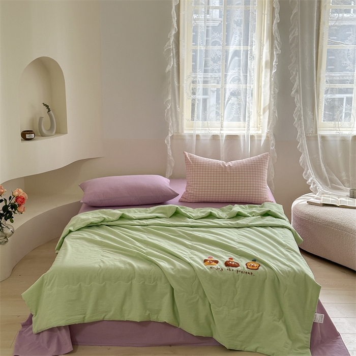 91家纺网 家纺一手货源 找家纺 洋铭区（原狠狠爱） 2024新款毛巾绣水洗棉夏被四件套 卡通宝宝