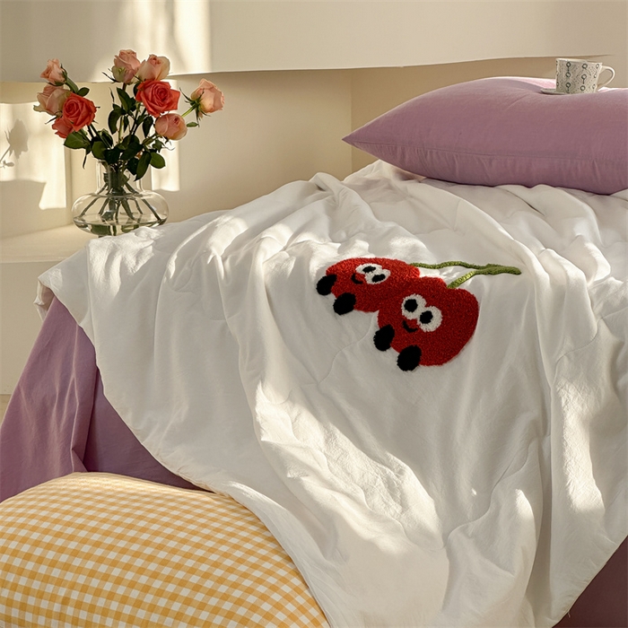91家纺网 家纺一手货源 找家纺 洋铭区（原狠狠爱） 2024新款毛巾绣水洗棉夏被四件套 樱桃甜甜
