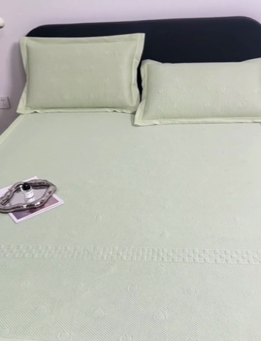 91家纺网 家纺一手货源 找家纺 凉百百 2024新款冰豆豆爱心款凉席冰丝凉席可折叠设计量大价优 爱心款-绿