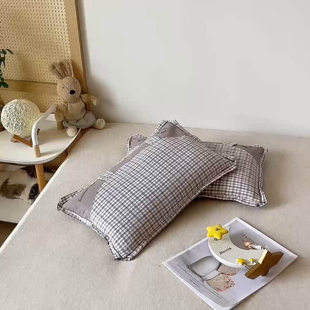 91家纺网 家纺一手货源 找家纺 梦叶草 2024新款全棉水洗棉儿童枕头纯荞麦枕芯小熊格子30×50cm荞麦枕 小熊耳朵方格荞麦枕-灰色30*50/只