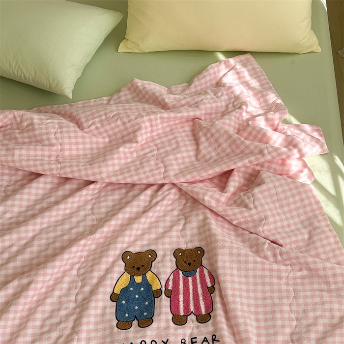91家纺网 家纺一手货源 找家纺 洋铭区（原狠狠爱） 2024新款毛巾绣水洗棉夏被四件套 粉格小熊