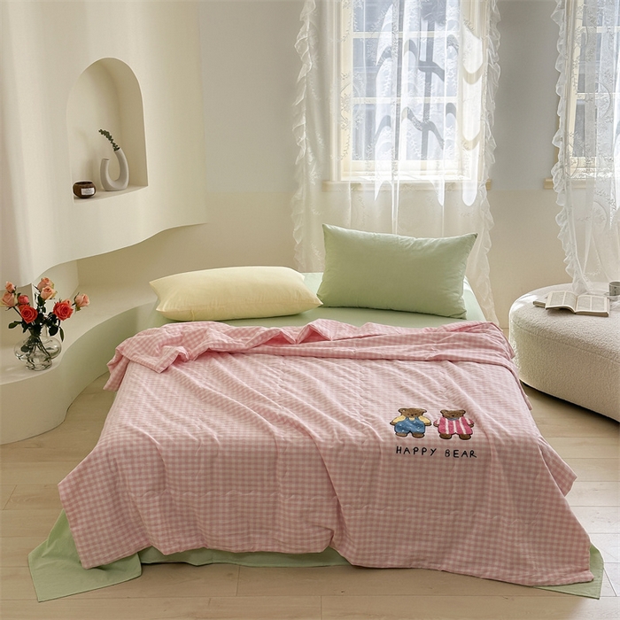 91家纺网 家纺一手货源 找家纺 洋铭区（原狠狠爱） 2024新款毛巾绣水洗棉夏被四件套 粉格小熊