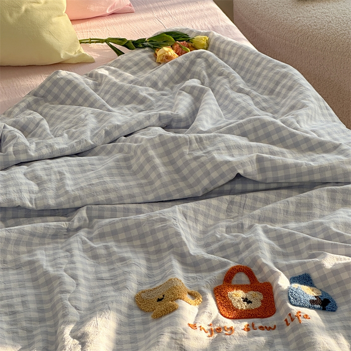 91家纺网 家纺一手货源 找家纺 洋铭区（原狠狠爱） 2024新款毛巾绣水洗棉夏被四件套 蓝格小包包