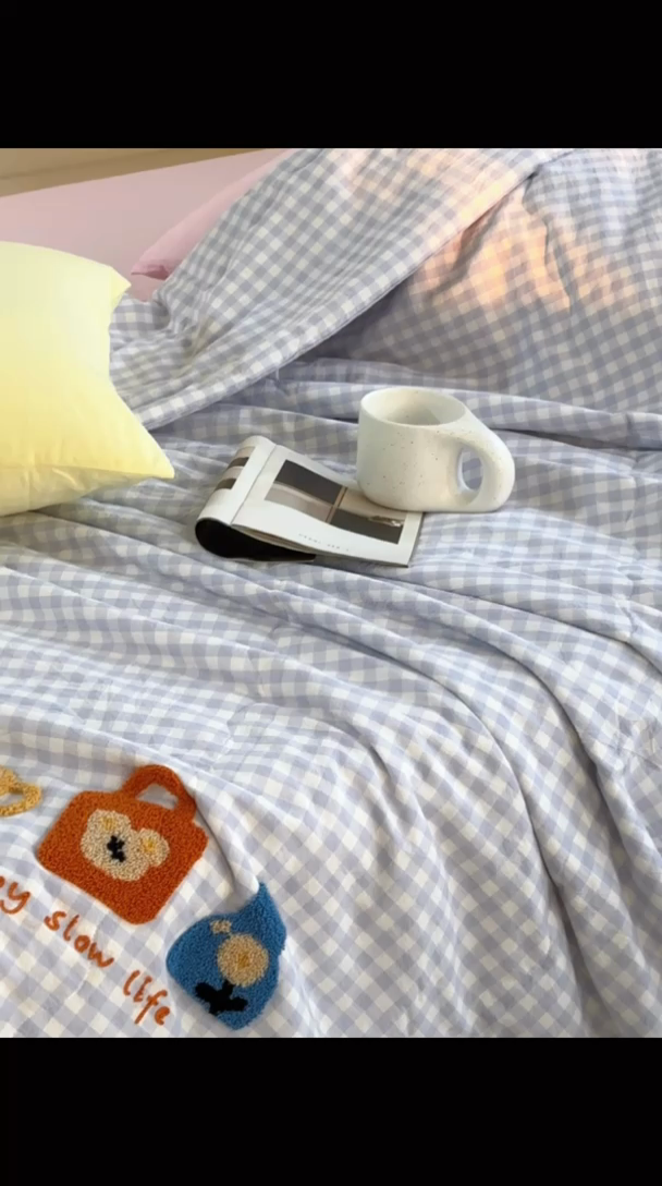 91家纺网 家纺一手货源 找家纺 洋铭区（原狠狠爱） 2024新款毛巾绣水洗棉夏被四件套 蓝格小包包