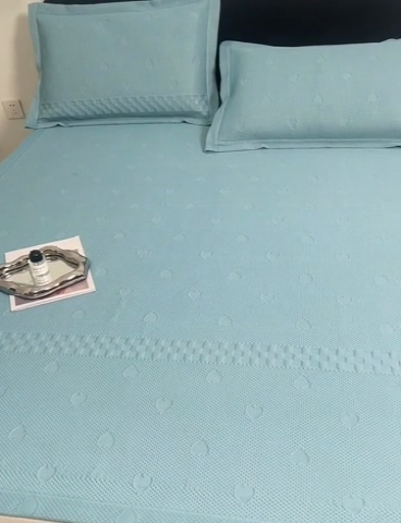 91家纺网 家纺一手货源 找家纺 凉百百 2024新款冰豆豆爱心款凉席冰丝凉席可折叠设计量大价优 爱心款-蓝