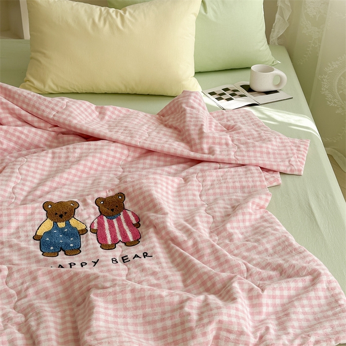 91家纺网 家纺一手货源 找家纺 洋铭区（原狠狠爱） 2024新款毛巾绣水洗棉夏被四件套 粉格小熊